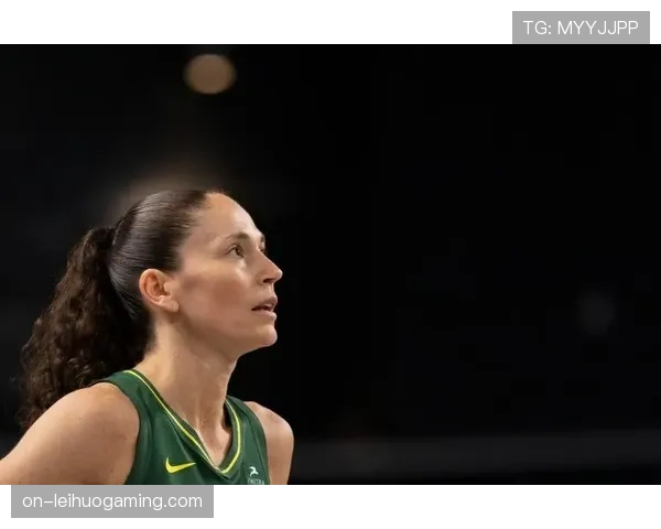 特写镜头：老将苏·伯德在关键助攻后，与年轻队友击掌庆祝